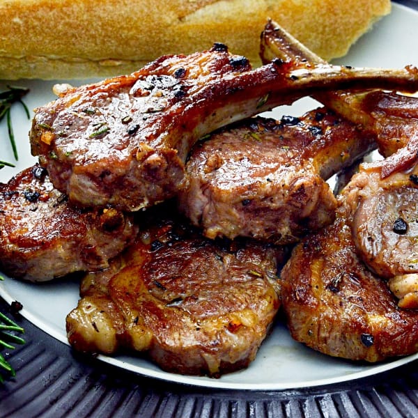 sườn cừu nướng sốt nho và rượu vang