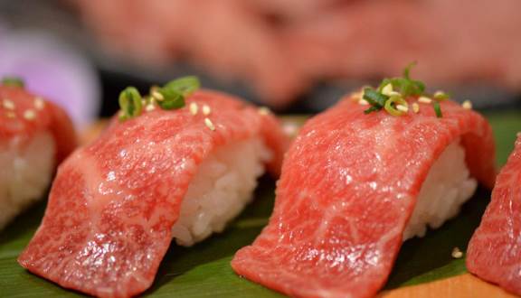 Nigiri sushi bò Wagyu